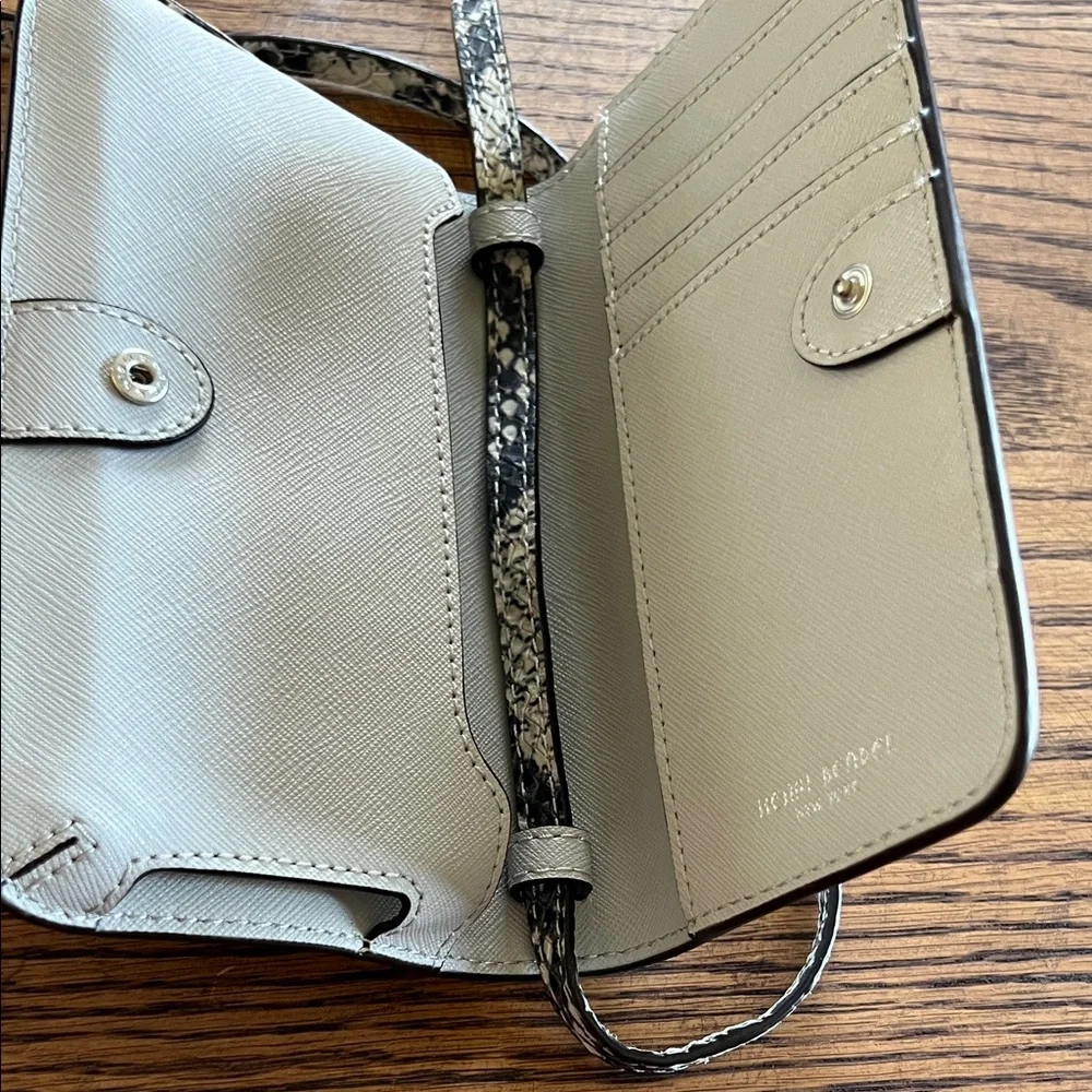 Henri Bendel Light Grey Crossbody Bag with Patterned Strap - Picture 4 of 6